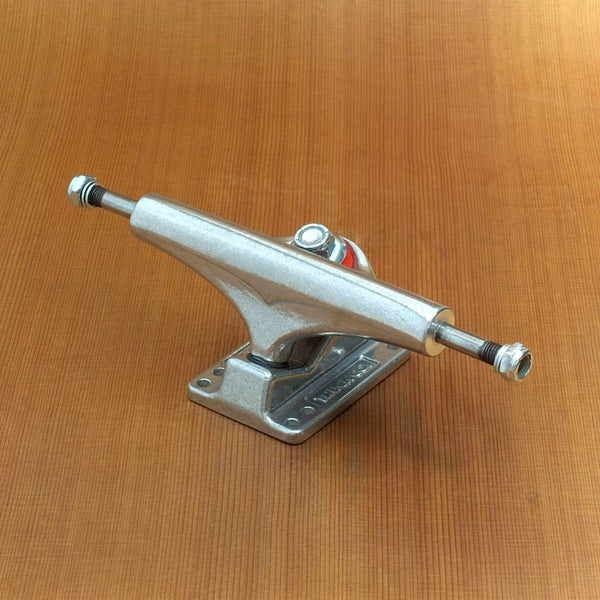 Gullwing 8" Shadow DLX Trucks - Silver